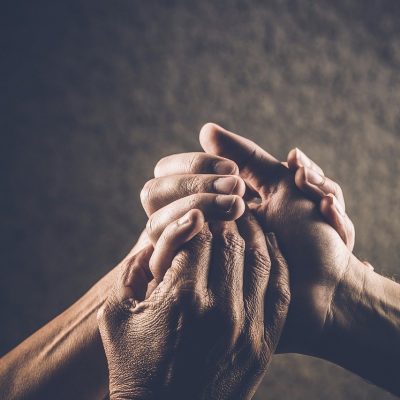 Udruga-za-podizanje-kvalitete-zivota-hrvatska-socijalna-djelatnost Ruke u snažnom i podržavajućem dodiru.